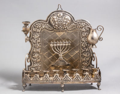 חנוכיית כסף פולנית. חנוכיית כסף 84 פולנית, ראשית המאה ה-20. גב החנוכייה מעוטר בעבודת בלט וחריטה 