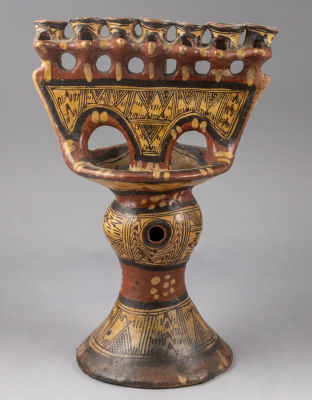 מנורת שבת מחרס, צפון אפריקה. מנורת שבת עשויה חרס (Terracotta), צפון אפריקה, ככל הנראה לוב, המאה 