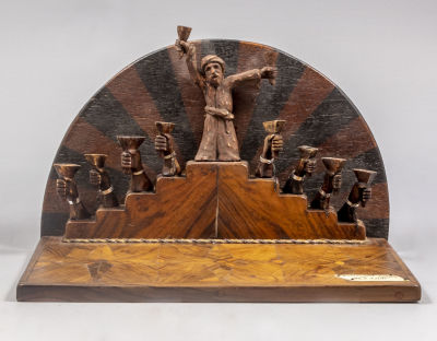 חנוכייה מעץ, מחנה המעצר לטרון. מנורת חנוכה שנעשתה בידי אסיר במחנה המעצר בלטרון. חנוכה, תש"ח 