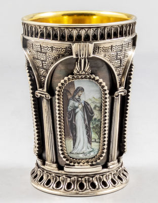 כוס קידוש מכסף, עזרא לנדאו. כוס קידוש מכסף 925 בעיצוב עזרא לנדאו. מעוטרת בעבודת בלט במראה שערים 