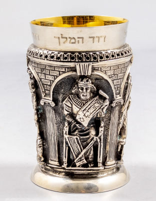 כוס קידוש מכסף, עזרא לנדאו. כוס קידוש מכסף 925 בעיצוב עזרא לנדאו. מעוטרת בעבודת בלט במראה שערים 