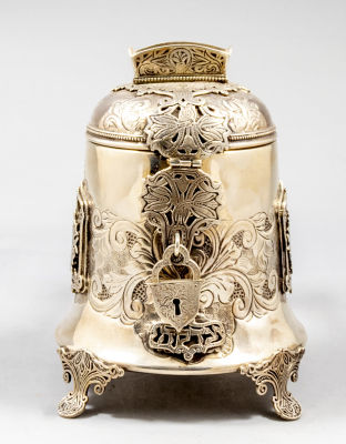 קופת צדקה מכסף, נח בן-ציון. קופת צדקה ישראלית מודרנית מכסף סטרלינג, בעיצוב נח בן-ציון. מעוטרת 