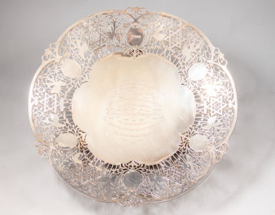 מגש כסף אנגלי יהודי. מגש כסף אנגלי, שפילד, 1954. מעוטר בעבודת חסר של מגני דוד ומוטיבים צמחיים 