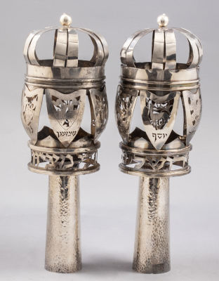 רימוני כסף מודרניים לספר תורה. זוג רימונים לספר תורה מכסף סטרלינג, ככל הנראה בעיצוב אוסקר סגל. 