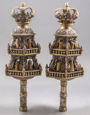 רימוני כסף לספר תורה. זוג רימונים אירופאים לספר תורה. רימונים גבוהים ומסיביים, בנויים כמגדל בעל 