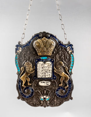 טס לספר תורה, כסף ואמייל. טס כסף לספר תורה, 1900 בקירוב. מעוטר בעבודת ריקוע של מוטיבים צמחיים 