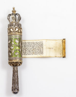 מגילת אסתר מיניאטורית, נרתיק מכסף. מגילת אסתר מיניאטורית כתובה על קלף, נתונה בבית מגילה עשוי כסף 