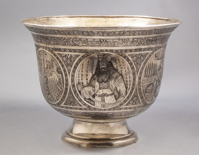 קערת כסף פרסית יהודית גדולת ממדים, מעוטרת בעבודת חריטה של סצנות תנכיות ויהודיות: משה ובני ישראל 