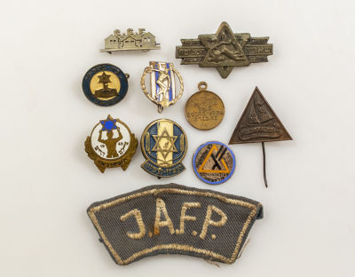 סמלים וסיכות, שארית הפליטה. מקבץ 10 סמלים, מחנות העקורים ושארית הפליטה, כולל: * סיכה של בית 