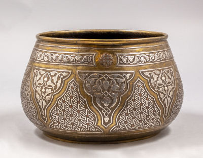 קערת פליז משובצת כסף ונחושת, בצלאל. קערת פליז איכותית תוצרת בצלאל, 1910-20 בקירוב. משובצת כסף 