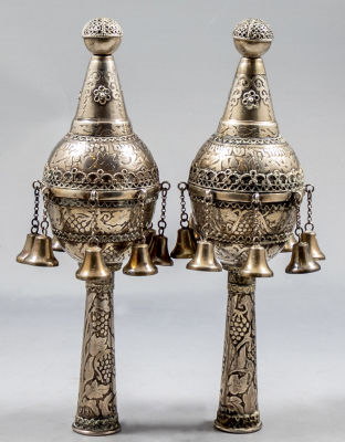 רימונים לספר תורה מכסף, בצלאל. זוג רימונים לספר תורה מכסף, בצלאל. מעוטרים בעבודת פיליגרן וצריבה 