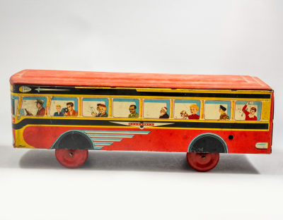 אוטובוס צעצוע מפח, ישראל, שנות ה-50. אוטובוס צעצוע גדול ממדים מפח, מדן ועד אילת, ישראל, סוף שנות 