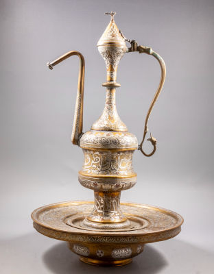 אפטבה פליז דמשקאי. אפטבה פליז איסלאמי איכותי וגדול ממדים, משובץ כסף ונחושת בטכניקת דמשק. מעוטר 