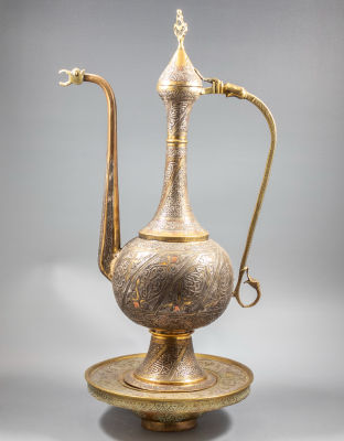 אפטבה פליז דמשקאי. אפטבה איסלאמי עם בסיס, עשויים פליז משובץ כסף ונחושת בטכניקת דמשק. מעוטרים 