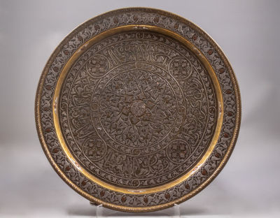 מגש פליז דמשקאי. מגש פליז איסלאמי איכותי, משובץ כסף ונחושת בטכניקת דמשק. מעוטר בדוגמאות עדינות 