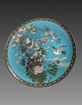 מגש קלוזונה יפני גדול ממדים, תקופת מייג'י, 1900 בקירוב. מעוטר בדמויות ציפורים ומוטיבים צמחיים. 