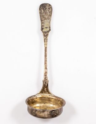 מצקת כסף רוסית, 1889. אורך: 32.5 ס"מ, משקל: 272 גרם. חתומה.