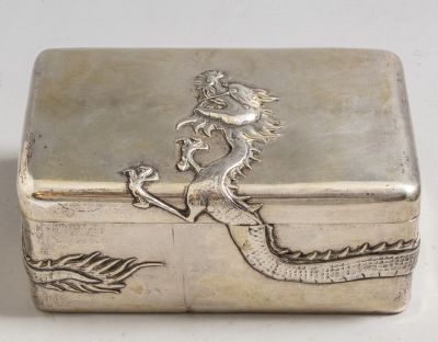 קופסת כסף סיני, Chinese Export. קופסת כסף סינית, Chinese Export. מעוטרת בעבודת בלט במראה דרקון. 