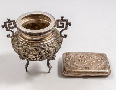 פריטי כסף סיניים שונים. לוט 2 כלי כסף סיניים, 1900 בקירוב, כולל: קופסת סיגריות מעוטרת בעבודת בלט 