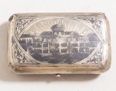 קופסת טבק רוסית מכסף 84, 1883. מעוטרת בעבודת ניילו במראה בית אחוזה מפואר ומוטיבים צמחיים. 