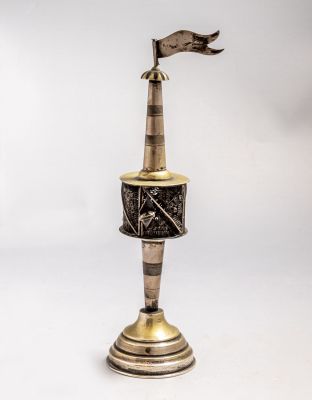 מגדל בשמים גרמני מכסף, 1900 בקירוב. מעוטר בעבודת פיליגרן. גובה: 20 ס"מ, משקל: 75 גרם. חתום.