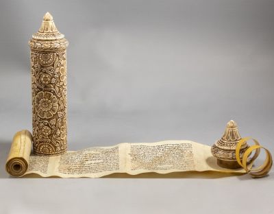 מגילת אסתר "המלך", בית מגילה מגילוף. מגילת אסתר המלך כתובה ביד על קלף, נתונה בנרתיק עשוי גילוף 