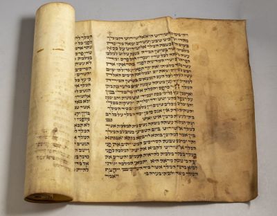 מגילת אסתר "המלך" כתובה על קלף בכתב יד. נתונה בנרתיק מעץ. גובה הנרתיק: 39 ס"מ, גובה הקלף: 36 