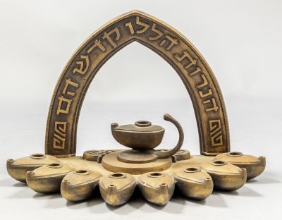 חנוכיית פליז, פל בל. חנוכיית פליז ישראלית תוצרת פל-בל, עם בזיכים בצורת כדי שמן. גב בצורת קשת 