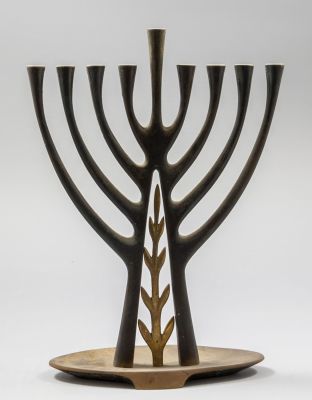 חנוכיית פליז, פל-בל. חנוכיית פליז ישראלית תוצרת פל-בל שנות ה-50. גובה: 28 ס"מ. חתומה.