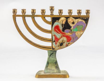חנוכיית פליז, דייגי. חנוכיית פליז ישראלית תוצרת דייגי. מעוטרת בדמויות מכבים מדליקים נר שמן. 