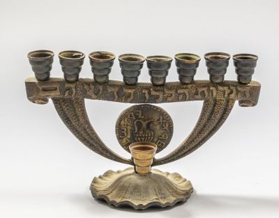 חנוכיית ברונזה, אופנהיים. חנוכיית ברונזה ישראלית תוצרת אופנהיים. עם עיטור בצורת מטבע עתיק 