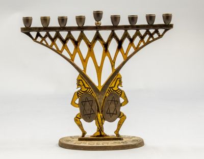 חנוכייה תוצרת צל-ציון. חנוכיית פליז ישראלית תוצרת צל-ציון. מעוטרת בדמויות 2 מכבים האוחזים מגן 