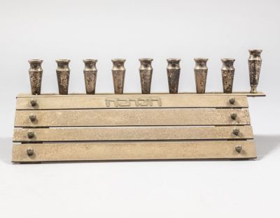 חנוכייה מצופה כסף, דוגמא. חנוכיית מתכת מצופה-כסף ישראלית, בעיצוב "דוגמא". אורך: 25 ס"מ. חתומה.