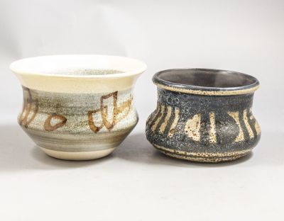 פריטי קרמיקה, חרסה ולפיד. לוט 2 כלי קרמיקה ישראליים תוצרת חרסה ולפיד. עיטורים גאומטריים. גובה: 