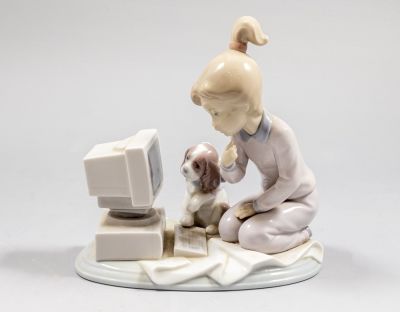 פיגורת פורצלן, Lladro. פיגורת פורצלן תוצרת Lladro בדמות ילדה עם מחשב וכלב. אורך: 16 ס"מ. חתומה.