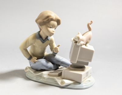 פיגורת פורצלן, Lladro. פיגורת פורצלן תוצרת Lladro בדמות ילד עם מחשב וחתול. אורך: 16 ס"מ. חתומה.