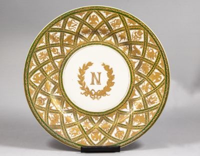 צלחת פורצלן, Sevres. צלחת פורצלן תוצרת Sevres, מעוטרת בהזהבה במראה סמלים מלכותיים ובסמלו של 