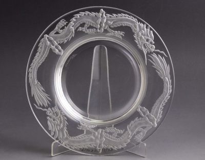 צלחת קריסטל, Tiffany & Co. צלחת קריסטל תוצרת Tiffany & Co. מעוטרת בדוגמת דרקונים. קוטר: 26 ס"מ. 