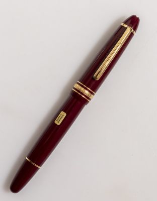 מרקר, Montblanc 166. עט מרקר תוצרת Montblanc דגם 166, צבע בורגונדי וציפוי זהב לחלקי המתכת. אורך: 