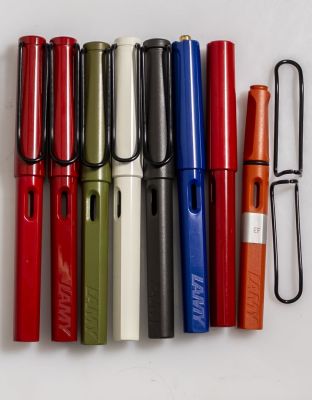 עטים נובעים, Lamy. לוט 8 עטים נובעים תוצרת Lamy דגם סטודנט, צבעים שונים. אורך: 13.5 ס''מ. ציפורן 