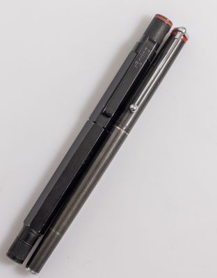 שני עטים נובעים, Rotring. לוט שני עטים תוצרת Rotring כולל דגם 600 (ציפורן מתכת, B) ועט נוסף 