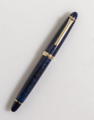 עט נובע, סיילור 1911L. עט נובע תוצרת Sailor, דגם 1911L, גוף מתכת כחול כהה. אורך: 14.1 ס"מ. 