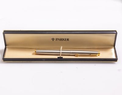 עט נובע, פרקר. עט נובע תוצרת Parker, דגם 75, גוף עשוי פלדה וציפוי זהב, אורך: 12.7 ס"מ. ציפורן 