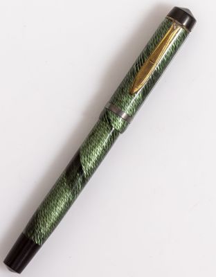 עט נובע, כתב. עט נובע תוצרת "כתב", Button Filler, צבע ירוק מפוספס. אורך: 11.7 ס''מ. ציפורן זהב 
