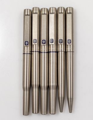 עטי פרקר 25. לוט 6 עטים תוצרת Parker דגם 25, כולל 2 נובעים, 2 כדוריים ו-2 רולר. גוף מפלדת אל 