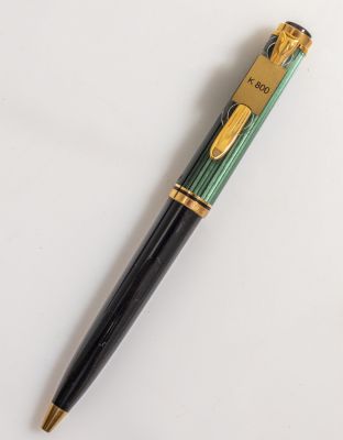 עט כדורי, Pelikan K800. עט כדורי תוצרת Pelikan דגם K 800, מערב גרמניה, שנות ה-80, צבע ירוק ושחור 