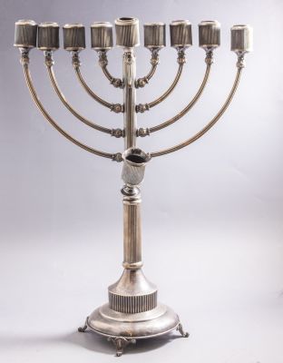 חנוכיית כסף, הצורפים. חנוכיית כסף סטרלינג תוצרת הצורפים. ניצבת על 4 רגליים. גובה: 62 ס"מ. משקל: 