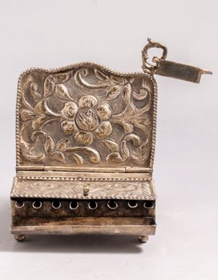 חנוכיית מסעות מכסף 84, 1900 בקירוב. גב מעוטר בעבודת בלט עם מוטיבים צמחיים. ניצבת על 4 רגליים. 