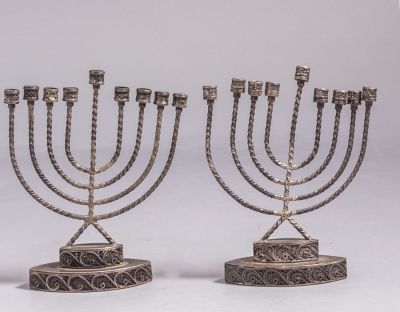 חנוכיות כסף מיניאטורית. זוג חנוכיות כסף מיניאטוריות. מעוטרת בעבודת פיליגרן. גובה: 11 ס"מ, רוחב: 