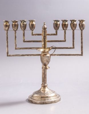 חנוכיית כסף סטרלינג. כוללת כד שמן. גובה: 27 ס"מ. משקל: 267 גרם. חתומה. חסר שמש, ככה"נ גם מגן 